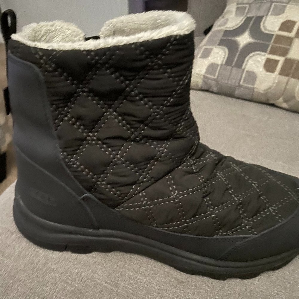 Keen: waterproof insulated slip on ankle boots (9.5)